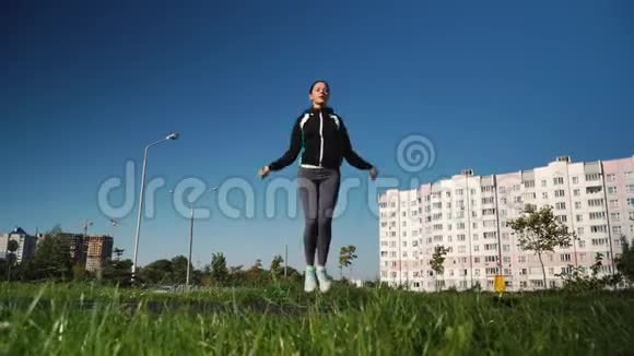一个女孩正在体育场的跑步机上跳绳视频的预览图