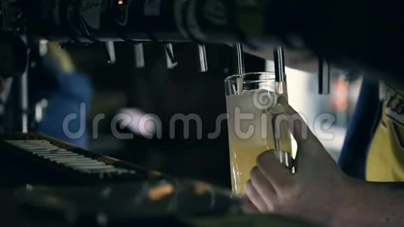 酒保在酒吧里喝啤酒视频的预览图