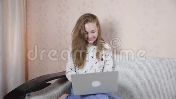年轻开朗可爱的女孩使用笔记本电脑室内视频的预览图
