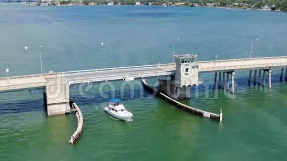 横渡海洋的街桥鸟瞰图视频的预览图