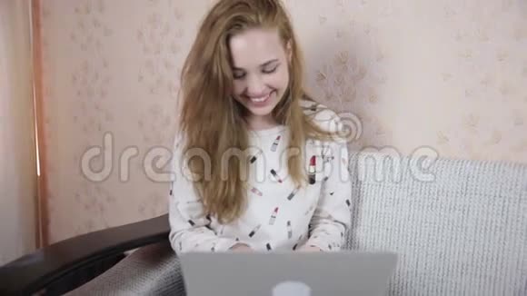 年轻开朗可爱的女孩使用笔记本电脑室内视频的预览图