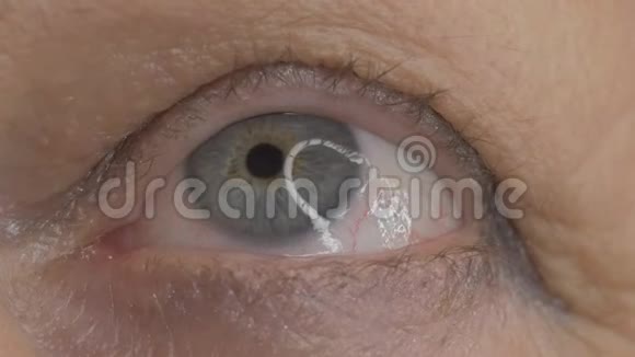 蓝色女性眼睛的特写视频的预览图