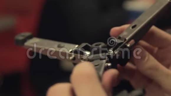 男性手固定相机三角架的金属部分视频的预览图