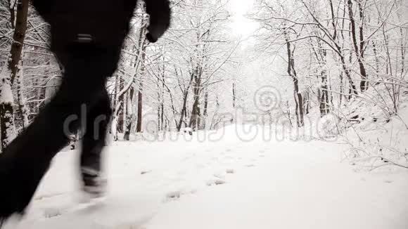 人在冬天跑步视频的预览图