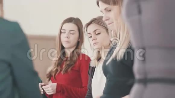 青年时装设计师学校一群女青年女裁缝视频的预览图