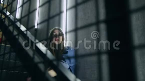 漂亮迷人的女人在铁黑梯子上摆着阁楼风格视频的预览图