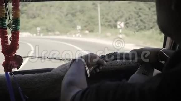 一名大型巴士司机的男性手视频的预览图