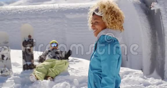 雪中朋友面前漂亮的滑雪者视频的预览图