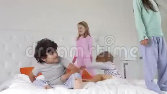 四名儿童在床上玩耍的时间推移序列视频的预览图