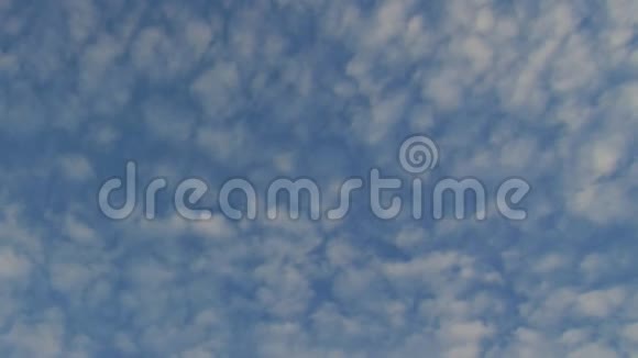 风站的叶片在美丽的蓝天上旋转视频的预览图