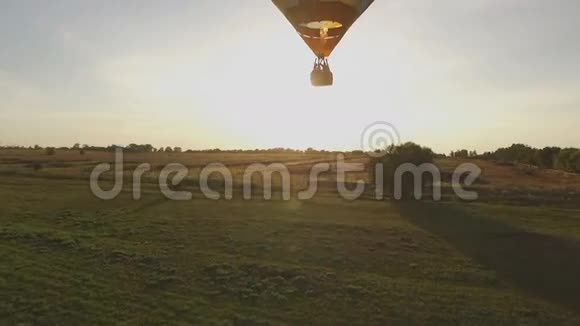 在日落时放飞气球视频的预览图