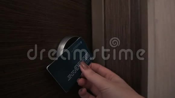 女性开锁酒店门使用电子钥匙卡视频的预览图
