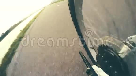 4k自行车后轮镜头一位骑自行车的人沿着柏油路骑得更远视频的预览图