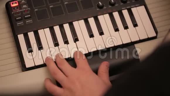 手动播放MIDI控制器键盘合成器视频的预览图