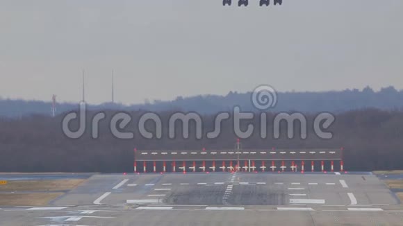 大白客机降落在机场的跑道跑道上视频的预览图