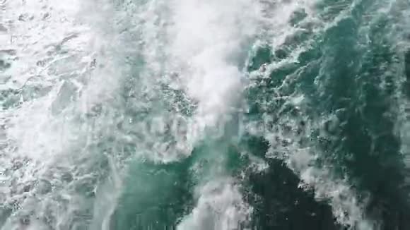 强大的波浪从快速移动的小船上拉出一股巨大的深蓝水和白色泡沫上升慢动作视频的预览图