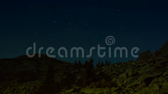 夜空中星星在群山上空的运动视频的预览图