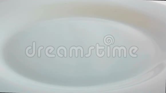 白色的米饭倒在旋转的盘子上视频食品360视频的预览图