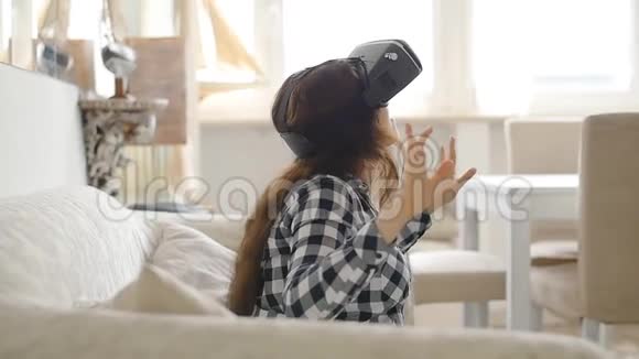 年轻女子使用虚拟现实耳机视频的预览图