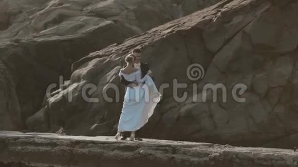 真诚的新婚夫妇在海边跳舞视频的预览图