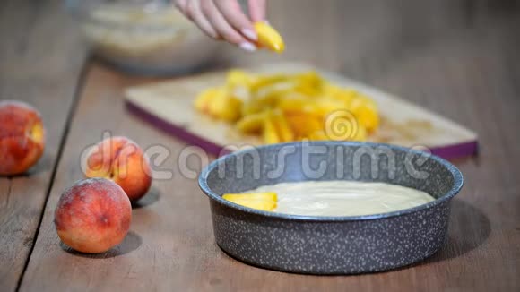 女人做桃子派烹饪过程视频的预览图