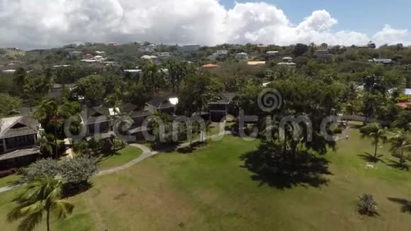 度假村绿树成荫的空中无人机视频的预览图