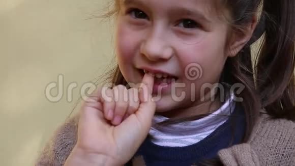 可爱的女孩带着乳牙视频的预览图