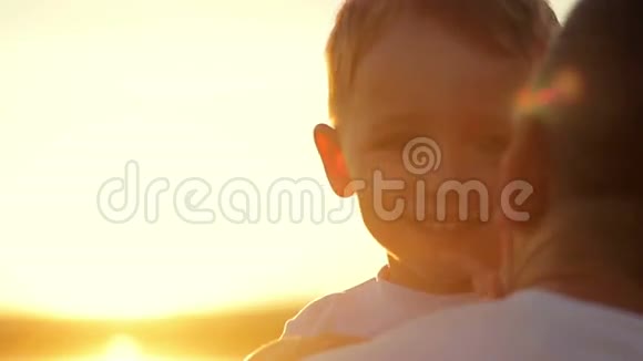 日落时快乐的孩子和父亲拥抱视频的预览图