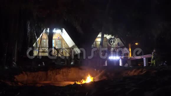晚上在热带平房前面着火视频的预览图