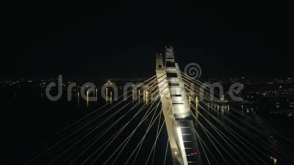 现代城市的空中观景钢缆桥梁和夜车交通视频的预览图