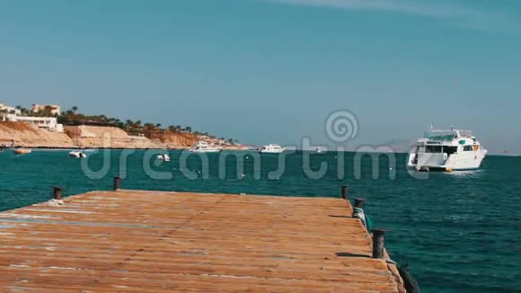 以白色游艇漂浮物为背景的木制码头海景视频的预览图