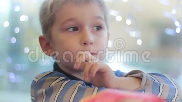 小男孩在咖啡馆里吃薯片视频的预览图