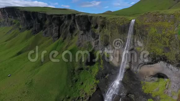 海佛斯喷射瀑布落在岩石下面视频的预览图