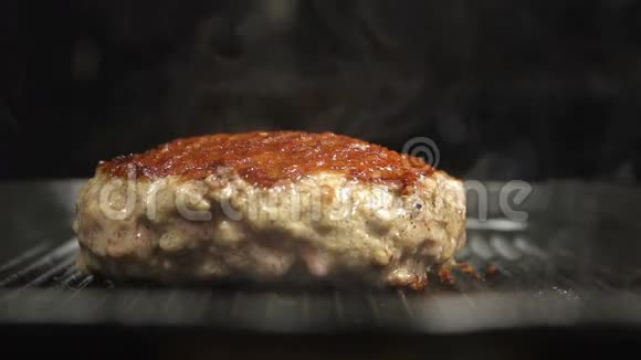 烤架上的炸牛排视频的预览图