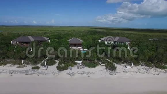 海滩度假胜地的空中无人机视频的预览图