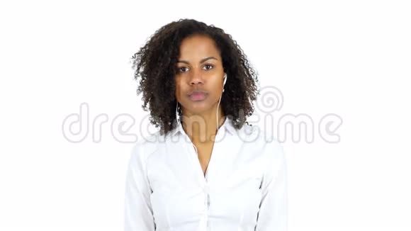黑人女性的视频聊天白色背景视频的预览图