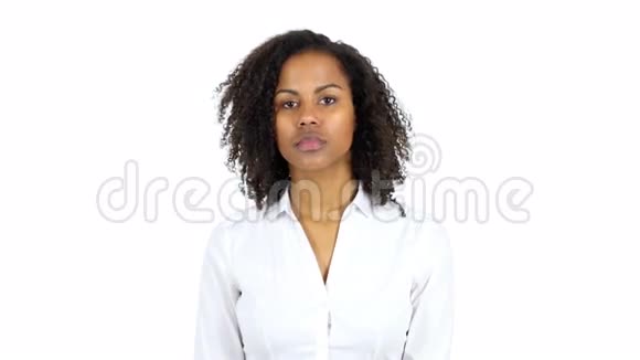 困惑的悲伤黑人女人白色的背景视频的预览图