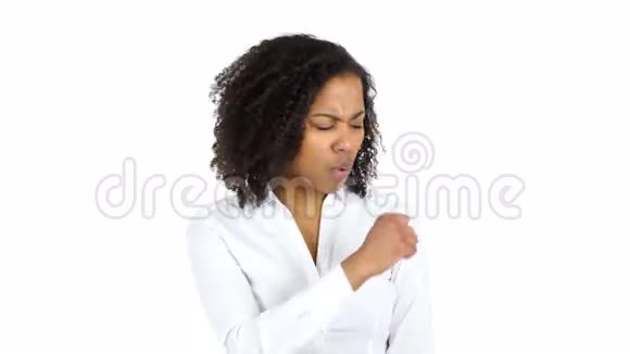 生病的黑人妇女咳嗽白色背景视频的预览图