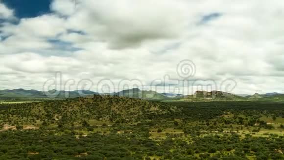 时间流逝在纳米比亚草原上移动云层视频的预览图