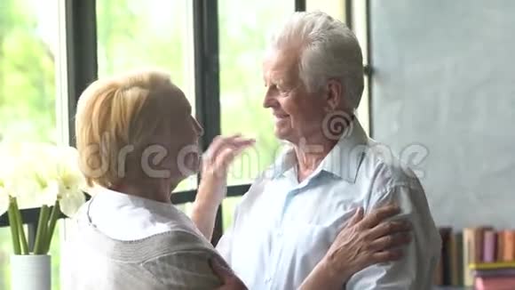 可爱的老年夫妇丈夫正在经历坏消息试着振作起来妻子悲伤地看着镜头视频的预览图
