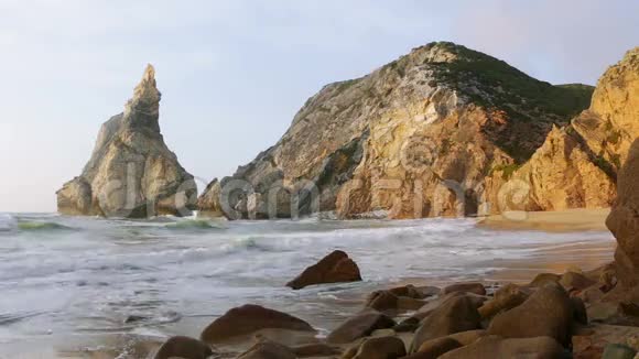 在悬崖之间空滩上的海洋冲浪视频的预览图