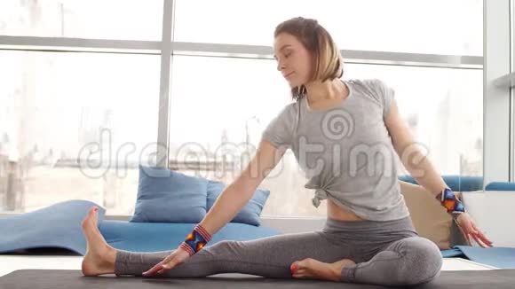 年轻女子在工作室做瑜伽视频的预览图