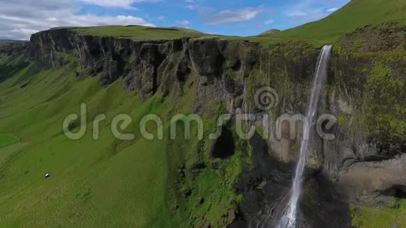 海富斯瀑布的景观和有绿色植物的岩石安德列夫视频的预览图