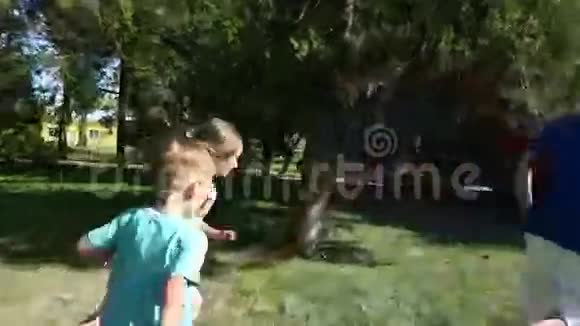 女孩和男孩赤脚在草地上奔跑视频的预览图