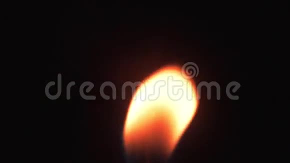 蜡烛的火焰在黑色背景上移动从蜡烛火焰中发光视频的预览图