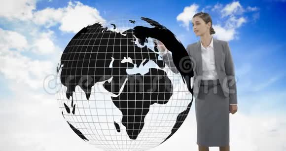 一个女人触摸地球全息图4k视频的预览图