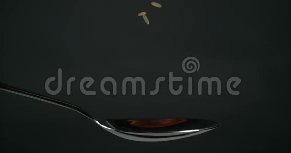 水稻落在黑背景下视频的预览图