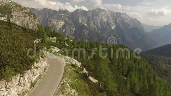 空中斯洛文尼亚曼加特美丽的山路景观视频的预览图