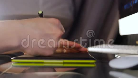 平面设计师与交互式笔显示数字绘图平板和笔在计算机上工作背光电影视频的预览图