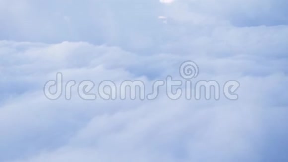从飞机窗口观看多云的天空飞行白云在天空中从窗口飞行的飞机云景视频的预览图